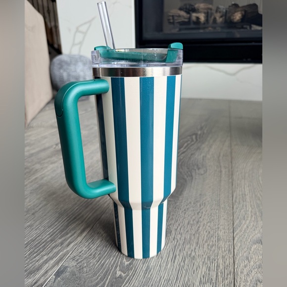 Stanley Quencher H2.0 FlowState 40 oz Tumbler in Emerald Cabana Gloss - Picture 6 of 8